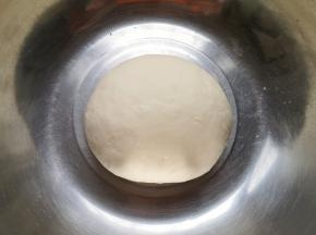 揉成光滑的面团，盖上保鲜膜发酵至两倍大。 
