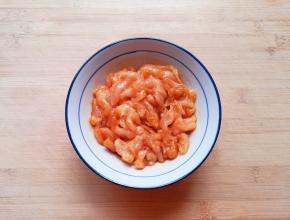 加入奥尔良烤肉料搅拌均匀，盖上保鲜膜腌制1个小时左右。 