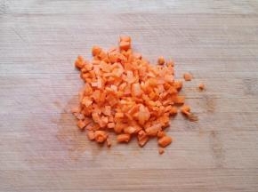 胡萝卜洗干净切成小丁。 