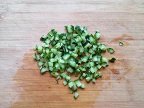 黄瓜切成小丁。