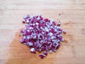 洋葱切成小丁。
