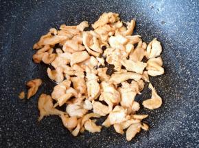 炒锅内倒适量的食用油烧热，下入腌好的鸡脯肉炒熟备用。