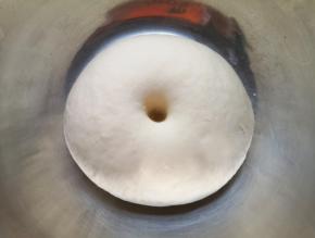 一个小时左右，面团发酵好了。