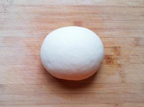 发酵好的面团揉光排气。 