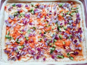 先撒上一半的胡萝卜、黄瓜和洋葱丁。