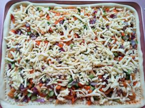 最后撒上一层马苏里拉芝士。 