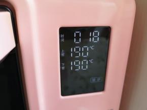 选择烤箱的“披萨”功能，上下管190度烤18分钟。 