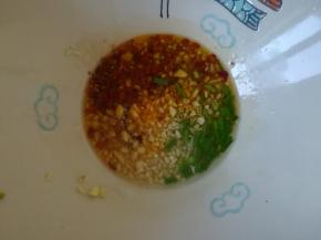 碗中放入辣椒粉，葱花，蒜末，淋上热油