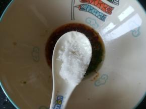 加入糖，搅拌均匀，备用