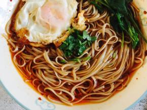 再来一个鸡蛋和青菜，开吃