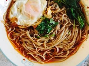 再来一个鸡蛋和青菜，开吃