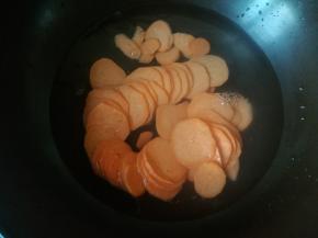 放入水中，煮四五分钟