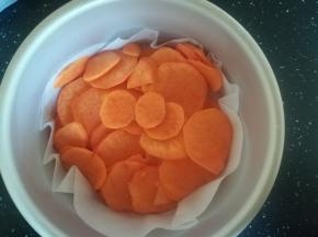 煮好的红薯放入铺了油纸的模具中