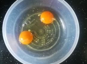 碗中打入两个鸡蛋