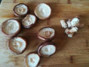 香菇洗净，去根