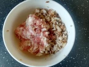 肉末中，加入切碎的香菇根