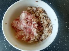 肉末中，加入切碎的香菇根