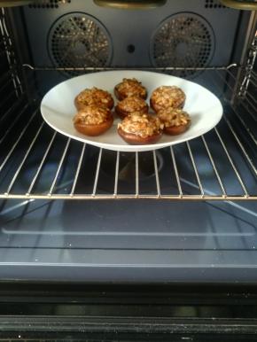 把肉馅塞入香菇中，蒸烤箱蒸15分钟