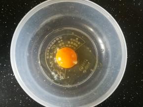 碗中打入鸡蛋
