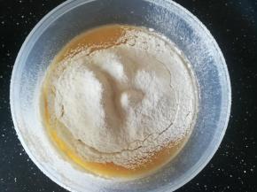 筛入低粉和泡打粉，混合均匀