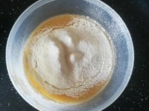 筛入低粉和泡打粉，混合均匀