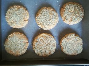 压成饼状，沾满白芝麻