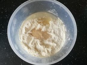 面团所有的部分，放入碗中