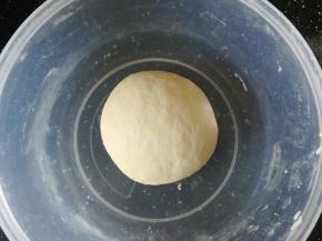 揉成一个光滑面团。放置一边，发酵。