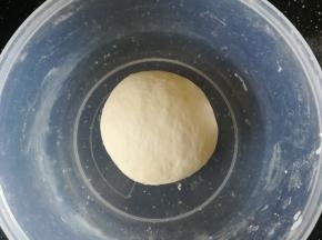 揉成一个光滑面团。放置一边，发酵。