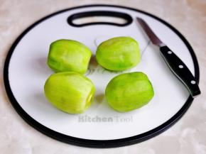 猕猴桃去皮洗净擦干水分。