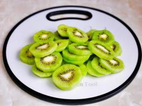 猕猴桃切片，不要切太的薄更不要切太厚。