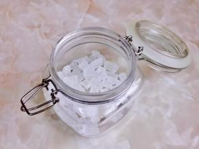 消过毒的密封罐，首先加入一半冰糖。