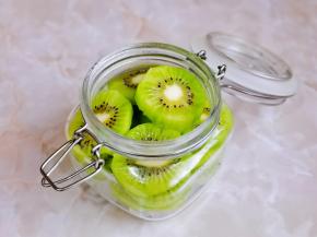 再把猕猴桃片放入罐中。