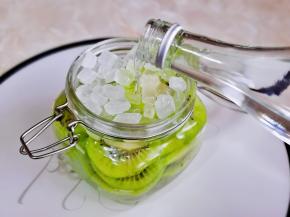 加入剩下的冰糖，再倒入粮食果酒。