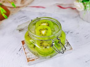 盖子密封好，放在阴凉避光处一个月左右即可。（如果是夏天建议放入冰箱冷藏）