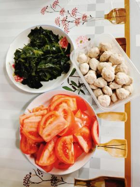 准备好所需的食材:
裙带菜泡发好，洗净，切成段，西红柿去蒂切成片，鱼丸一盒备用！