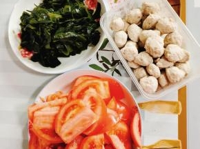 准备好所需的食材:
裙带菜泡发好，洗净，切成段，西红柿去蒂切成片，鱼丸一盒备用！
