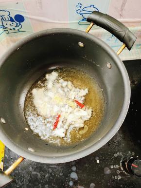 2.鸡精1勺起锅烧油放入蒜瓣，生姜，干辣椒爆香！