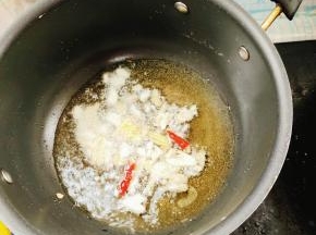 2.鸡精1勺起锅烧油放入蒜瓣，生姜，干辣椒爆香！