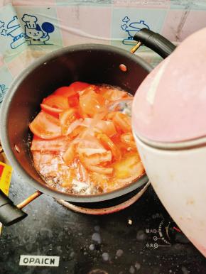 放入西红柿翻炒几下，倒入适量的开水！