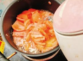 放入西红柿翻炒几下，倒入适量的开水！