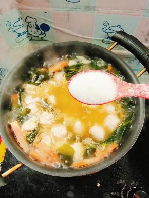 放入一勺盐调味！