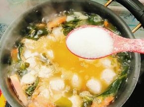 放入一勺盐调味！