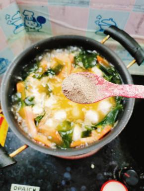 放入一勺胡椒粉！