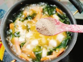 放入一勺胡椒粉！