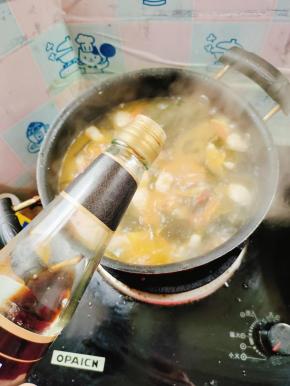 放入两大勺醋，去除鱼丸的鱼腥味儿！