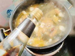 放入两大勺醋，去除鱼丸的鱼腥味儿！