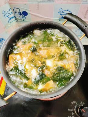 起锅前放入适量的鸡精调味即可！