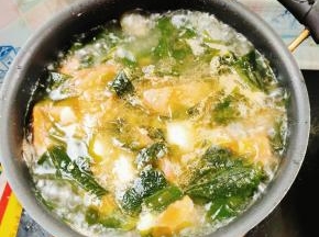 起锅前放入适量的鸡精调味即可！