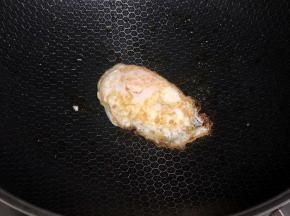 把鸡蛋煎熟，喜欢溏心的不用煎太熟。